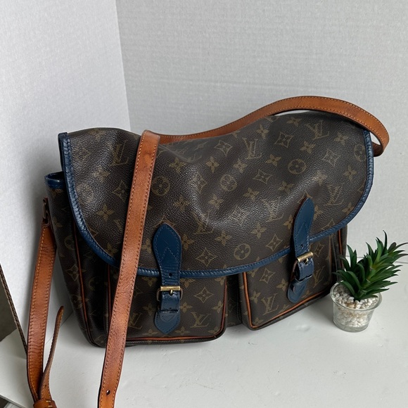 Louis Vuitton Monogram Messenger Bag
Date code FH 8912
14 x 12x 4” - Picture 1 of 16